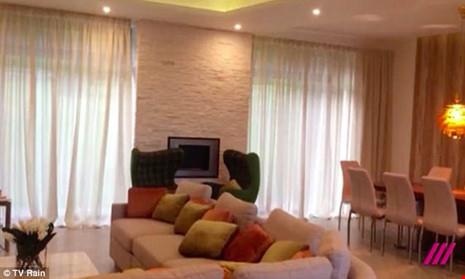 Putin lộ mật biệt thự lợp cỏ, tránh vệ tinh do thám - 6 Nội thất giản tiện trong nhà bí mật. Ảnh: Rain TV