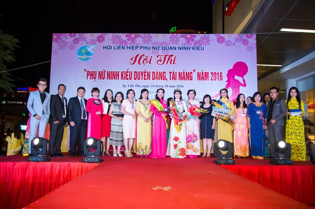  Ban giám khảo, ban tổ chức chương trình & các thí sinh chụp ảnh lưu niệm