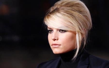 Những ngôi sao ăn nên làm ra nhờ nghề tay trái - 5 Thương hiệu Jessica Simpson Collection do chính nữ ca sĩ sáng lập ra hồi năm 2006 đã liên tiếp gặt hái được thành công nhờ định hướng phát triển đúng đắn và quan tâm tới nhu cầu của người tiêu dùng trên toàn thế giới. Ước tính, hàng năm thương hiệu của Jessica Simpson “cá kiếm” được tới 1 tỷ đô la, riêng nữ ca sĩ cũng “bỏ túi” khoảng 10 triệu đô la và nâng giá trị khối tài sản hiện có lên tới con số 150 triệu đô la Mỹ.