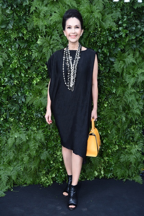 Diễn viên Diễm My quý phái trong bộ đầm suông màu đen mix vòng cổ hàng hiệu. Chị còn xách túi màu vàng hợp mốt, chứng tỏ gu thời trang sành điệu, không hề thua kém những ngôi sao trẻ của làng giải trí Việt.
