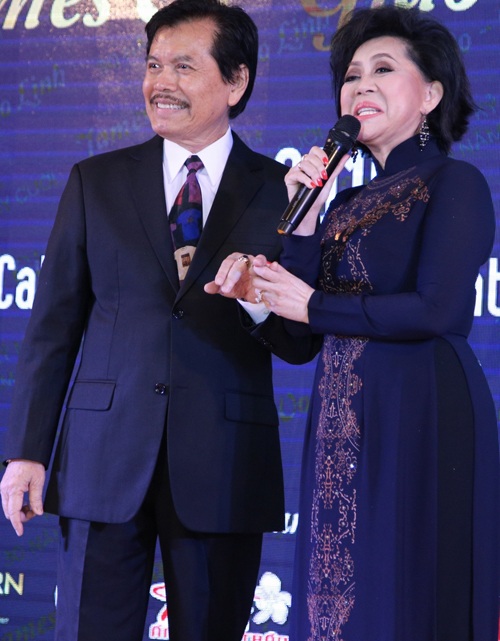 Giao Linh không sinh được con nên xem các con riêng của chồng như con ruột. Danh ca chia sẻ, ông xã là người sống trách nhiệm, thương vợ con và biết lo cho gia đình.