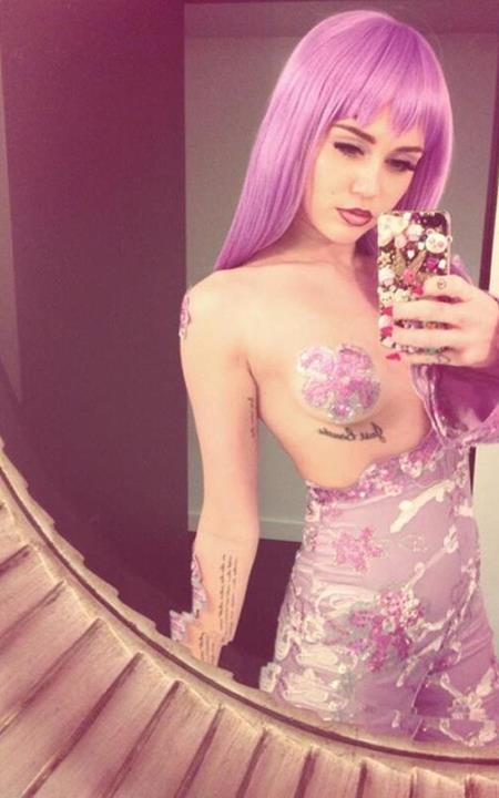 Chiêm ngưỡng những bộ cánh đẹp nhất cho mùa Halloween - 5 Một Miley Cyrus dịu dàng đến thế này cũng hoàn toàn có thể làm các fan “giật mình” trong ngày Halloween