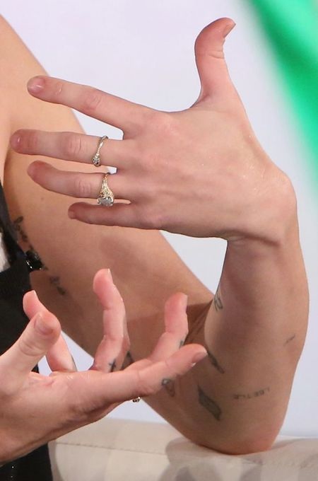 Tình cảm thăng hoa nhưng Miley Cyrus vẫn không muốn “theo chàng về dinh” - 5 Miley không hề thích chiếc nhẫn mà bạn trai tặng