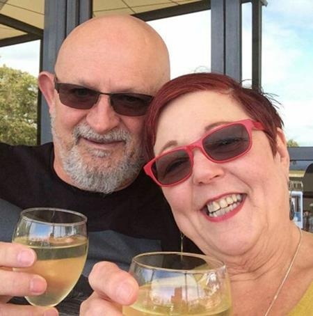 
Hiện tại, Carson và Helen đã chuyển đến sống cùng nhau bất chấp việc cả hai đều chưa li dị
