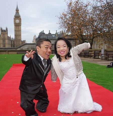 Hai người tổ chức đám cưới bên ngoài Bệnh viện St Thomas, London