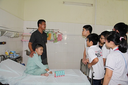 
Đoàn thiện nguyện của trường Tiểu học và THCS Ngôi Sao Hà Nội tận tình thăm hỏi các bệnh nhi đang điều trị tại Bệnh viện Tim Hà Nội.
