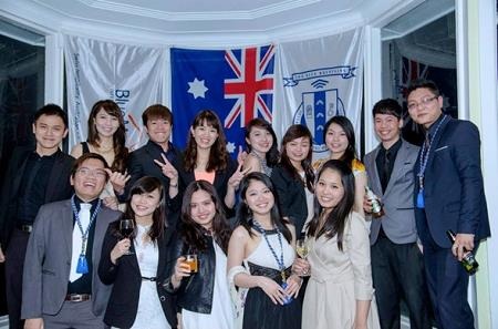 Chia sẻ của các sinh viên trường Blue Mountains Australia - 5 Thuý Anh cùng các bạn cùng lớp trong buổi tiệc “Key Ceremony” của Blue Mountains