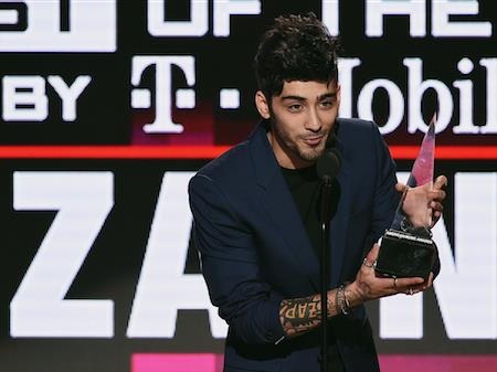 Những giọng ca vừa ra mắt đã khiến các fan phát cuồng - 5 Say khi nói lời tạm biệt với nhóm nhạc đình đám “One Direction”, Zayn Malik đã phải chịu đựng vô vàn áp lực trên chặng đường âm nhạc solo. Tuy nhiên, chàng ca sĩ điển trai đã đập tan mọi nghi ngờ với bản hit “đỉnh của đỉnh” “Pillowtalk” được trình làng hồi tháng 1 năm nay. Trong khi sức nóng của “Pillowtalk” còn chưa hề nguội bớt với hơn 450 triệu lượt nghe trên Spotify thì Zayn lại tiếp tục “bỏ bùa” các fan hâm mộ bằng hàng loạt ca khúc tuyệt hay như “It’s you”, “Like I would”, “Wrong”…