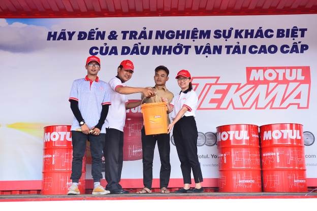 Hà Nội - Trạm cuối của hành trình trải nghiệm sự khác biệt của dầu nhớt cao cấp Motul Tekma - 5 Anh Khánh – tài xế xe tải chia sẻ với chất giọng dễ thương của con người miền Trung rặt tiếng Đà Nẵng: “Tụi tui vui lắm, từ khi biết có chương trình chạy từ Sài Gòn ra, ngày nào cánh xế tụi tui cũng trông. Cám ơn Motul Tekma đã tạo nên một chương trình rất ý nghĩa. Chúc anh em lái xe luôn bình an, lúc nào cũng đầy năng lượng trên mọi nẻo đường.”