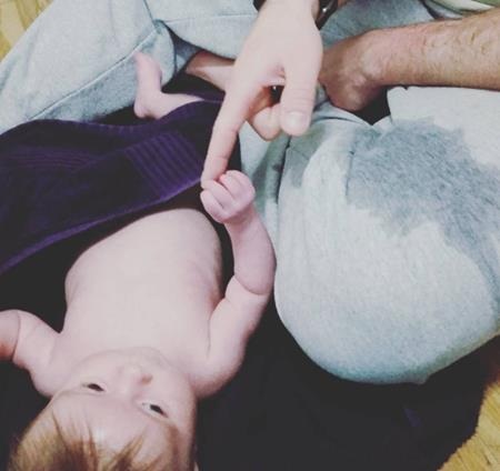 Chùm ảnh chứng minh làm cha thật khó - 5 Bất lực với “bãi chiến trường” của con trên quần nên đành…tiếp tục ngồi chơi