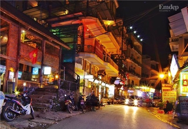 Top 5 địa điểm lý tưởng cho giới trẻ đi chơi Tết Dương lịch 2017 - 5 Một góc phố với quán bar, cà phê, dịch vụ massage ở Sapa. ảnh Em đẹp