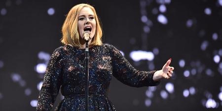 Những ngôi sao quyền lực nhất thế giới năm 2016 - 5 “Họa mi nước Anh” Adele đã có một năm 2016 đầy thành công khi album “25” của nữ ca sĩ bán được hơn 9 triệu bản và liên tiếp thống trị trên các bảng xếp hạng âm nhạc. Ngoài thắng lợi từ việc bán đĩa nhạc, Adele còn sở hữu tới 107 show diễn chỉ trong vòng 10 tháng trở lại đây. Điều đáng chú ý là trong năm 2017, chuyến lưu diễn “Adele Live tour” vẫn sẽ còn tiếp tục và “hoạ mi nước Anh” thậm chí sẽ còn “phủ sóng” sang cả Australia và New Zealand.