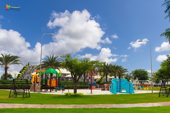 Hơn 400 khách tham dự mở bán giai đoạn mới Melosa Garden - 6
Melosa Garden là Khu biệt thự và nhà liên kế vườn bao gồm hơn 500 căn với thiết kế hiện đại, thoáng mát gần gũi với thiên nhiên, chủ đầu tư Khang Điền dành hơn 4 ha diện tích để phát triển tiện tích và không gian xanh. Hệ thống tiện ích gồm: hồ bơi, phòng gym, minimart, khu vui chơi thiếu nhi… đã hiện hữu, sẵn sàng phục vụ cư dân. Được xây dựng theo mô hình compound khép kín, 3 lớp an ninh hoạt động 24/7 nên Melosa Garden luôn đảm bảo an toàn cho cư dân