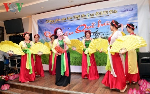 Kỷ niệm lần thứ 5 chương trình Không gian Văn hóa Việt tại Berlin - 7 CLB Đoàn kết hát chầu văn Cô đôi thượng ngàn.