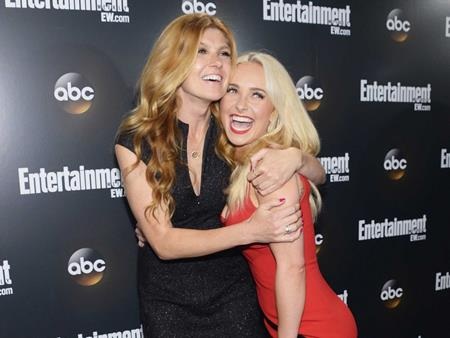 Hayden Panettiere, với chiều cao 1m52, thực sự đã khiến cho người bạn diễn Connie Britton phải cúi mình mỗi khi cả hai chụp hình chung