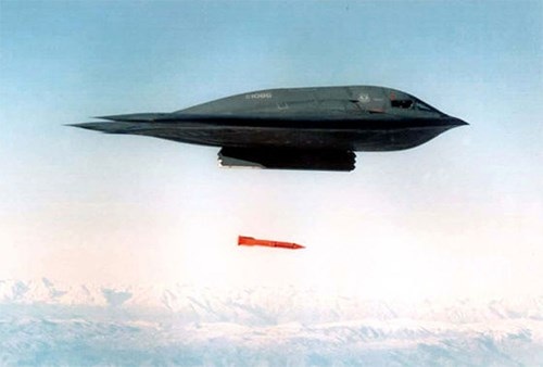 Máy bay ném bom B-2 trong một phi vụ thử vũ khí. Ảnh: DefenseTalk. 