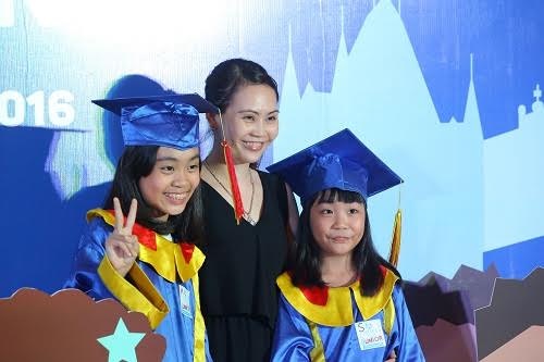 Nhiều phụ huynh có sự mặt tại sự kiện để chúc mừng thành quả của con em mình. Là một trong những đơn vị được Hội đồng khảo thí Đại học Cambridge lựa chọn ủy quyền dạy và tổ chức thi Cambridge, hơn 10 năm qua, Apollo English đã đào tạo hàng nghìn trẻ em Việt Nam đạt năng lực Anh ngữ chuẩn quốc tế.