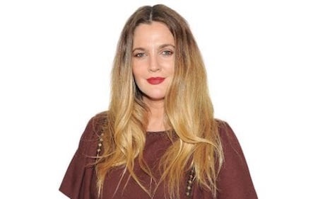 Những ngôi sao ăn nên làm ra nhờ nghề tay trái - 6 “Thiên thần của Charlie” Drew Barrymore là một nữ diễn viên tuyệt vời, một nhà sản xuất tài năng và là một doanh nhân nức tiếng. Nhãn hiệu mỹ phẩm Flower Beauty của nữ diễn viên chỉ mới ra mắt từ năm 2013 nhưng đã đạt được mức tăng trưởng vượt bậc, đặc biệt trên các thị trường Bắc Mỹ, Châu Âu, Úc và Trung Quốc. Nhờ việc kinh doanh ăn nên làm ra mà hiện tại, giá trị khối tài sản do Drew Barrymore sở hữu đã lên tới con số 125 triệu đô la.