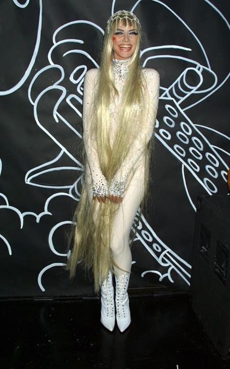 Chiêm ngưỡng những bộ cánh đẹp nhất cho mùa Halloween - 6 Hồi năm 2011, Heidi Klum đã “tỏa sáng” rực rỡ trong ngày Halloween, theo cả nghĩa đen lẫn nghĩa bóng, khi siêu mẫu người Đức hóa thân thành nữ bá tước xinh đẹp Lady Godiva