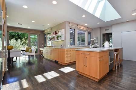 Tổ ấm trong phim “24 giờ” được rao bán với giá bạc tỉ - 6 Phòng bếp hiện đại và tràn ngập ánh nắng