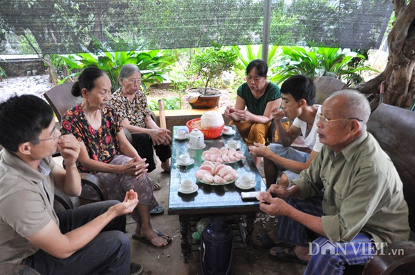 Vườn bưởi của "vua bưởi xứ Mường" cháy hàng trước Tết - 5 Vào những ngày này ông Hùng liên tục đón tiếp các đoàn khách tới thăm quan, mua hàng.