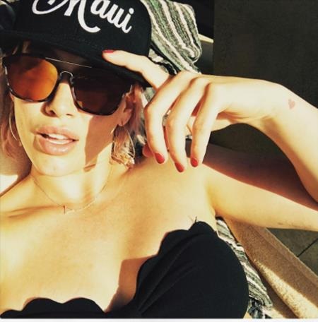 Sao và những bức hình tự sướng gây “sốt” trong năm qua - 6 Hilary Duff cũng khoe ảnh tự sướng mơ màng dưới ánh nắng