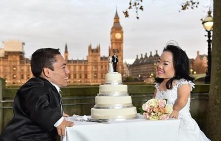 Chiếc bánh cưới bốn tầng đã cao gần bằng chú rể Paulo