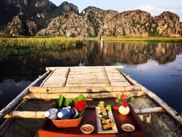 
Người tham dự được trải nghiệm ẩm thực ngay trên thuyền tham quan Vân Long
