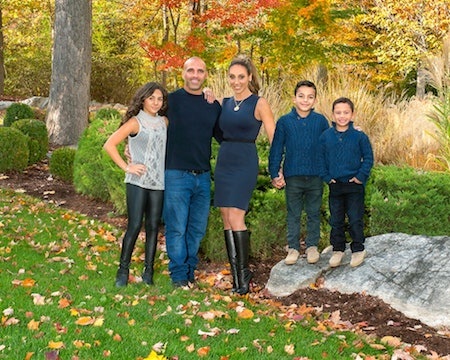 Trầm trồ trước loạt thiệp Giáng sinh cực kỳ đáng yêu của các sao - 6 Ngôi sao của “Real housewives of New Jersey”, Melissa Gorga hạnh phúc khoe tấm thiệp với bức ảnh gia đình hết sức ấm cúng