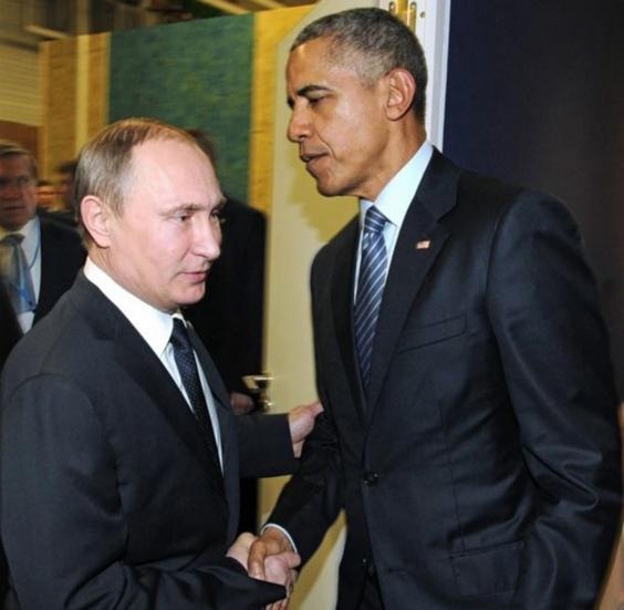 Những lần "chạm trán" đáng nhớ của Putin và Obama - 7 Ánh mắt hờ hững giữa tổng thống 2 nước Nga – Mỹ tại hội nghị chống biến đổi khí hậu ở Paris ngày 30-11-2015. Ảnh: AP