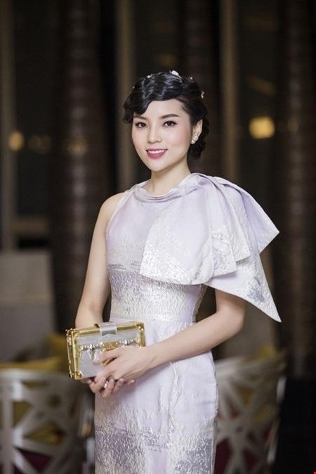 Huỳnh Thúy Vi - người đẹp giống hoa hậu Nguyễn Cao Kỳ Duyên - Ảnh 2. Huỳnh Thúy Vi - người đẹp giống hoa hậu Nguyễn Cao Kỳ Duyên - Ảnh 2.