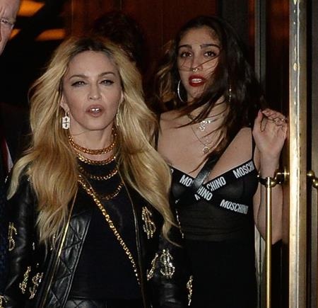 Madonna cùng cô con gái Lourdes Ciccone trông không quá chênh lệch về mặt tuổi tác và cả hai chỉ như hai chị em gái