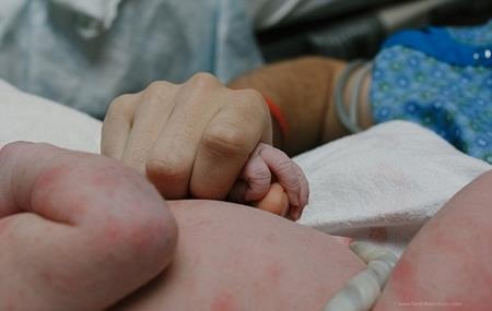 Cảm động người cha ung thư đón con trai đầu lòng - 7 Lần đầu được chạm vào con