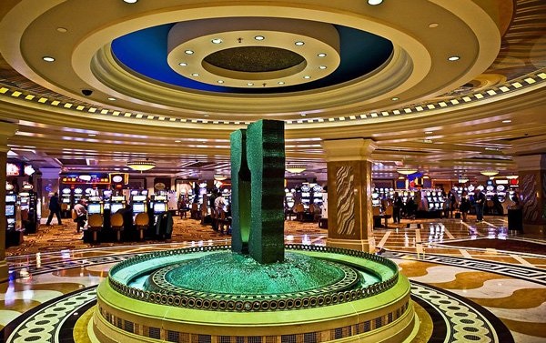 Vàng tăng lên 38 triệu đồng/lượng: Nỗi ám ảnh Donald Trump - 8
Khách sạn dát vàng