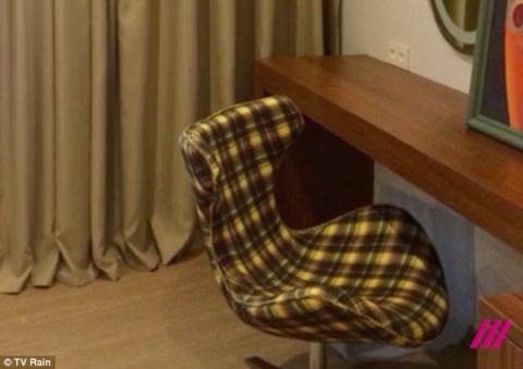 Putin lộ mật biệt thự lợp cỏ, tránh vệ tinh do thám - 8 Một chiếc ghế ngồi đặc biệt. Ảnh: Rain TV