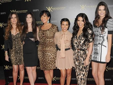 Cô chị cả Kourtney bị “dìm hàng” tơi tả khi chụp ảnh cùng các chị em gái trong đại gia đình Kardashian – Jenner do sở hữu chiều cao khiêm tốn là 1m52