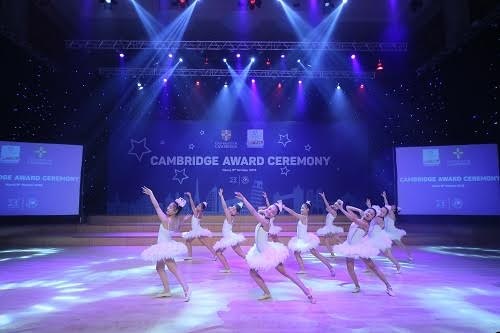 Xen kẽ là phần trình diễn của các em thiếu nhi.