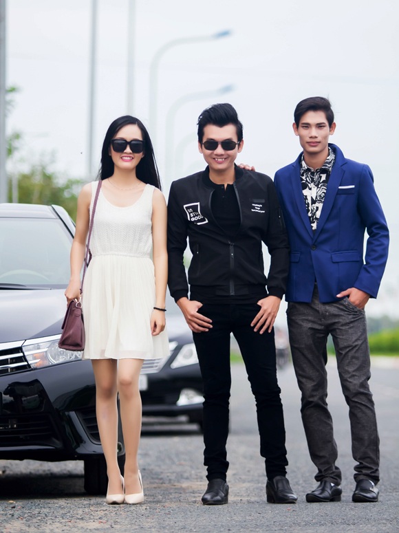 Trước khi hội thi diễn ra, Á vương Ký Quốc Đạt đã có buổi chụp ảnh thời trang thú vị cùng Miss Nụ cười Tỏa sáng 2016 Mai Thị Hồng Hân & Giải ba Tình ca Phương Nam Lê Hoài Thương