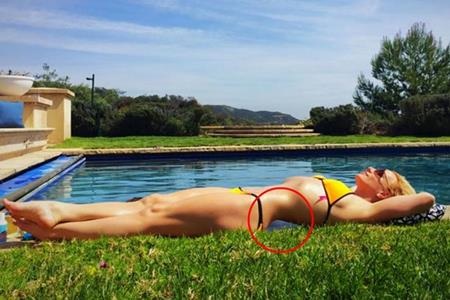 Kim Kardashian, Beyoncé và những thảm họa photoshop có một không hai - 7 Thoạt nhìn, Britney Spears có thể trông vô cùng nóng bỏng khi diện một bộ bikini vàng bắt mắt. Tuy nhiên, chỉ cần quan sát kĩ hơn một giây, các fan hâm mộ sẽ phải giật mình vì vòng hai bị co bóp một cách quá đà của “công chúa nhạc pop”.