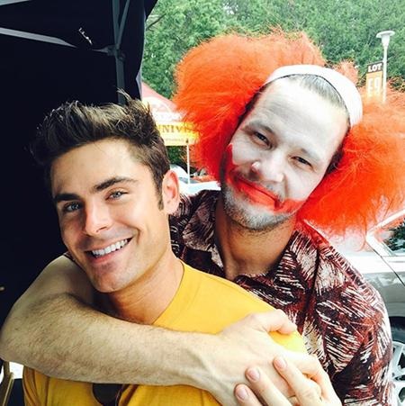 Khi các sao cực nhắng nhít trên phim trường - 8 Zac Efron và Ike Barinholtz vui vẻ tạo dáng chụp ảnh trên phim trường “Neighbors 2: Sorority rising”