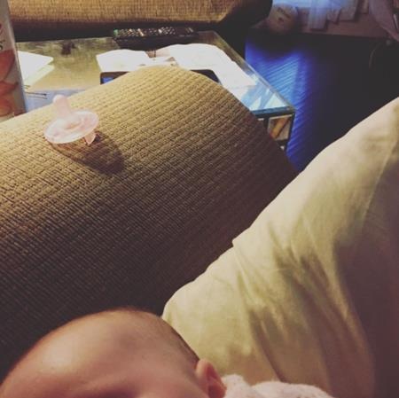 Chùm ảnh chứng minh làm cha thật khó - 7
Không biết làm sao để lấy được điều khiển từ xa khi con đang ngủ say trên đùi mình