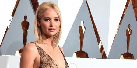 Những ngôi sao quyền lực nhất thế giới năm 2016 - 7 Năm nay chỉ mới 26 tuổi nhưng Jennifer Lawrence đã nắm trong tay hàng loạt giải thưởng danh giá và góp mặt trong rất nhiều bom tấn ăn khách của Hollywood. Dù trong năm 2016, J.Law không xuất hiện quá dày đặc trên màn ảnh rộng nhưng tác phẩm “Passengers” của người đẹp tóc vàng vừa ra mắt vào những ngày cuối năm cũng đã khiến cho rất nhiều khán giả phải thổn thức con tim.