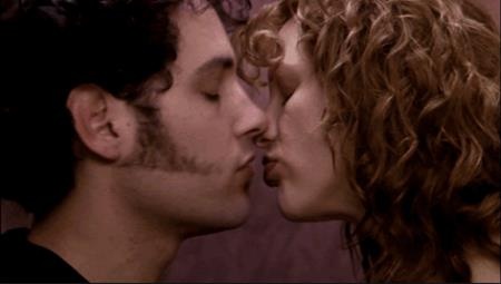 Ngất ngây với những nụ hôn giao thừa đầy say đắm trên màn ảnh - 7 Nụ hôn giữa Paul Rudd và Courtney Love trong tác phẩm “200 cigarettes” cũng đã đưa tình bạn giữa hai nhân vật trong phim lên một nấc thang mới