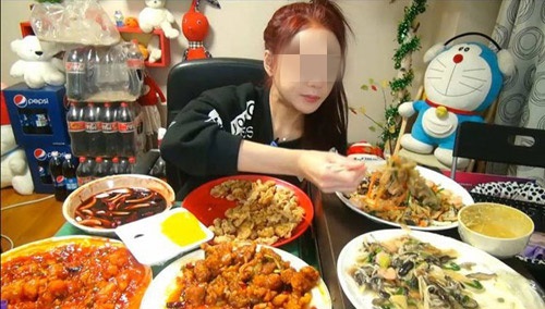 “Khóc thét” với những kẻ chỉ thích “ăn chùa” - 3
Đức nhiều lần hết hồn với cô em chỉ thích ăn, không thích chi (ảnh minh họa)