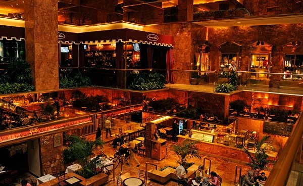 Vàng tăng lên 38 triệu đồng/lượng: Nỗi ám ảnh Donald Trump - 9
Nhà hàng rặt một màu vàng