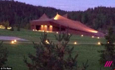 Putin lộ mật biệt thự lợp cỏ, tránh vệ tinh do thám - 9 Ngôi nhà lung linh về đêm. Ảnh: Rain TV