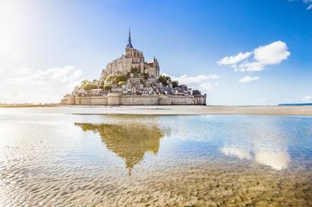 Khi các lâu đài cổ tích Disney bước ra ngoài đời thực - 8 Ít ai biết rằng, lâu đài hoa lệ Mont-Saint-Michel, nước Pháp chính là địa điểm truyền cảm hứng mạnh mẽ cho các họa sĩ của Disney vẽ nên tòa lâu đài Corona trong bộ phim “Công chúa tóc mây”