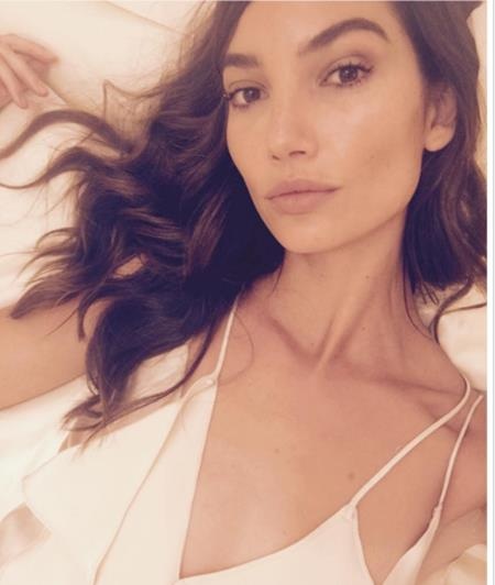 Sao và những bức hình tự sướng gây “sốt” trong năm qua - 8 “Thiên thần” Lily Aldridge cũng góp mặt trong danh sách những ngôi sao tự sướng “long lanh” nhất năm qua