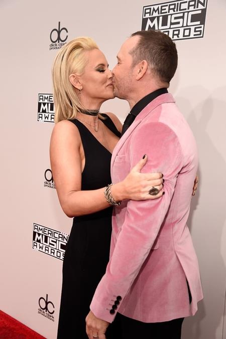 “Mãn nhãn” với dàn sao đọ sắc trên thảm đỏ American Music Awards 2016 - 8 Đôi vợ chồng Jenny McCarthy - Donnie Wahlberg tình tứ trước ống kính