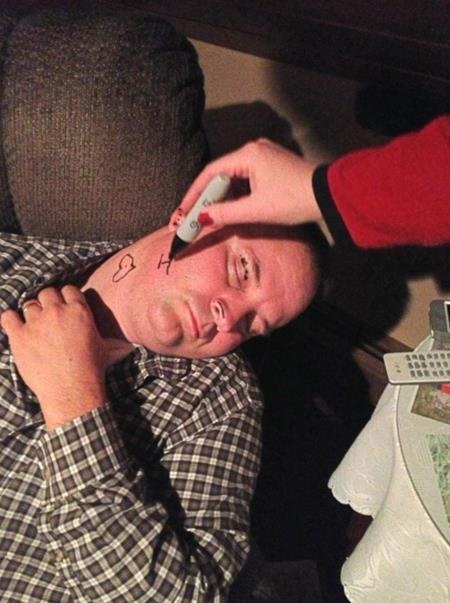 Chùm ảnh chứng minh làm cha thật khó - 8 Giấc ngủ trưa không yên bình của người cha có con nhỏ